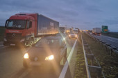 Kamioni u plamenu: Kilometarske kolone na auto-putu Beograd - Novi Sad, saobraćaj blokiran (FOTO/VIDEO)