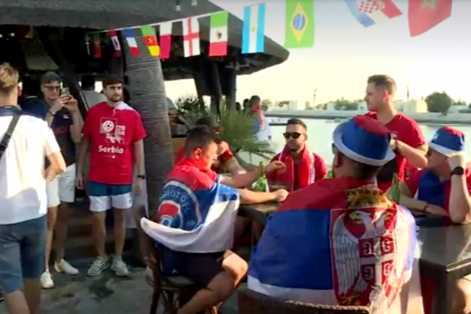 Počelo okupljanje srpskih navijača: Žurka na plaži u Dohi pred meč sa Brazilom! (VIDEO)