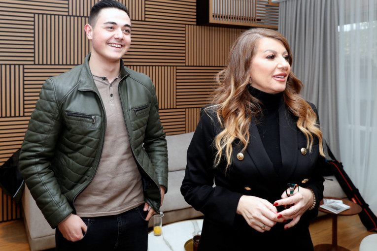 Viki primila Nermina u svoj dom, a sad obradovala pevača i njegovog brata blizanca: Oni presrećni, tu je i Ceca (VIDEO)