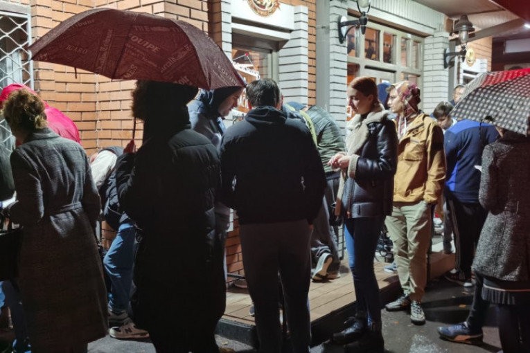 Menjaža jača i od zime: Ništa ih neće zaustaviti dok ne popune album, a svi žele sličicu jednog fudbalera!