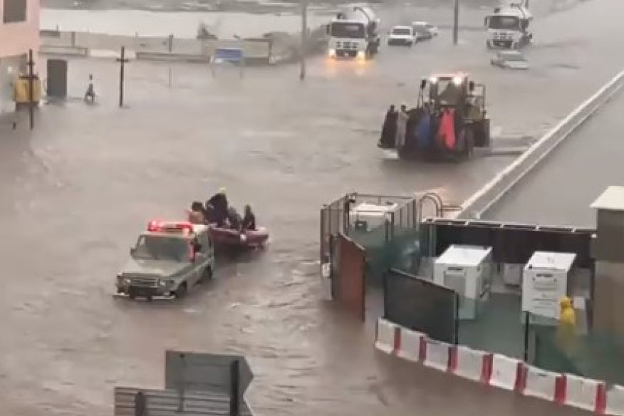 Potop u Saudijskoj Arabiji: Ulice kao reke, bujica nosila automobile (VIDEO)