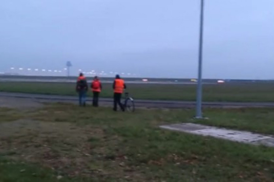 Klimatski aktivisti zatvorili aerodromske piste u Berlinu, pojedinci se zalepili za asfalt (VIDEO)