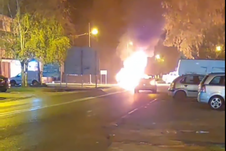 Horor u Banatskom Karlovcu: Automobil u plamenu, odjekuju eksplozije! (VIDEO)