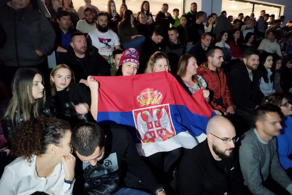 "Uvek navijam za svoju Srbiju": Narod iz Kosovske Mitrovice uz orlove! (FOTO)
