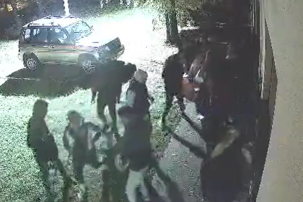 Drama u Horgošu: Mladići trče sa automatskim puškama i pucaju na grupu momaka (UZNEMIRUJUĆI VIDEO)