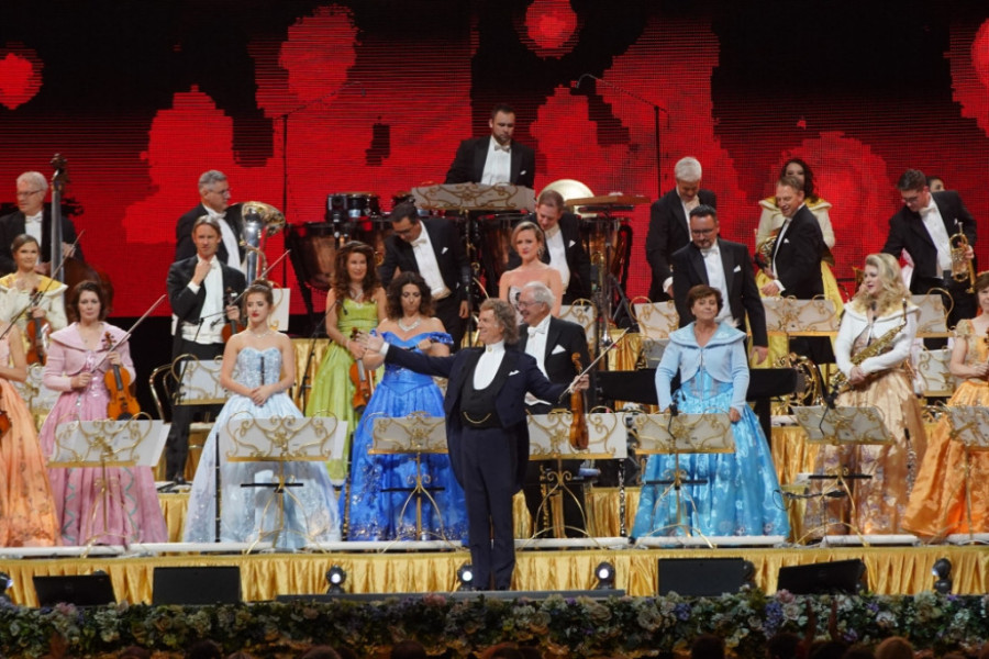 Pazite se, na sledećoj pesmi ćemo pustiti vodu da pada na vas: Kralj valcera Andre Riju napravio spektakl u Areni (FOTO)