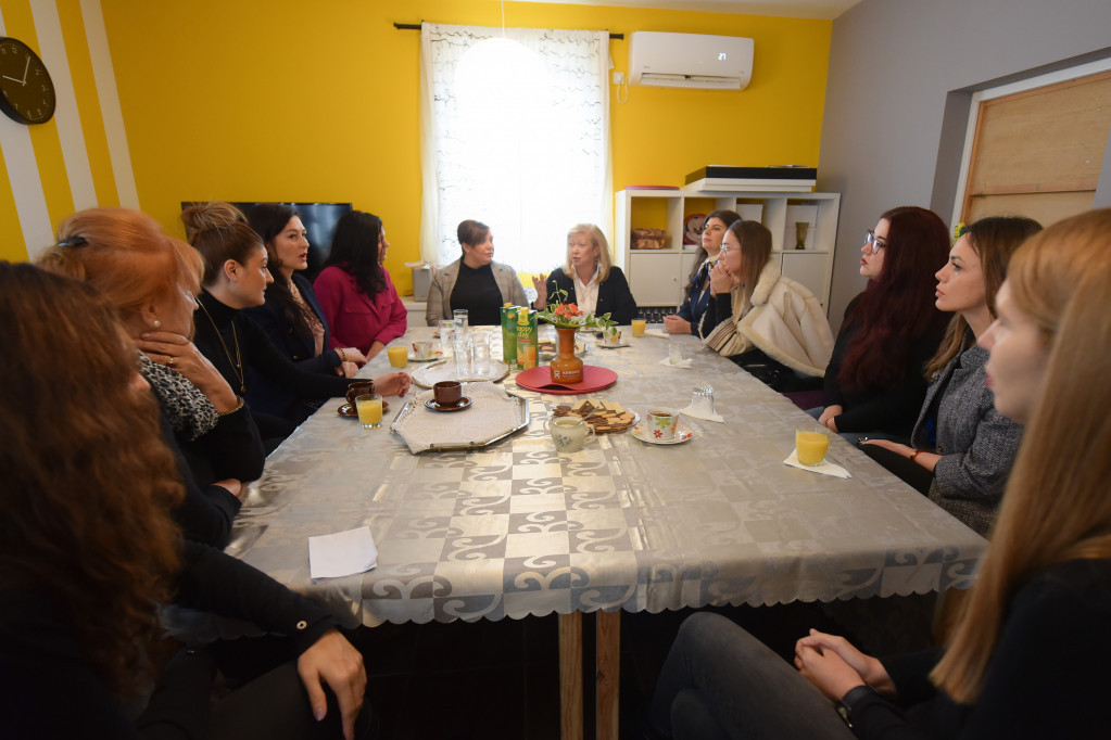 Žene i deca nisu sami: Odbornice SNS-a uručile donacije Sigurnoj kući (FOTO/VIDEO)