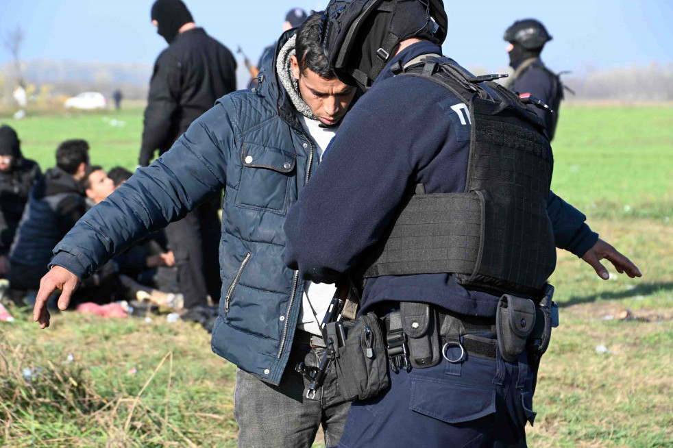 Priveden migrant u Horgošu koji je zatečen sa nožem: Policija pronašla automatsku pušku i okvir sa municijom! (FOTO/VIDEO)