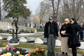 Goca Šaulić sa prijateljem posetila Šabanov grob: Udovica legendarnog pevača i dalje neutešna, zapalila sveću i položila cveće (FOTO)