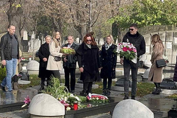 Bekutino prvo obraćanje posle Mrkine smrti: Zaplakala nad njegovim grobom - "teška godina je za nama" (FOTO/VIDEO)