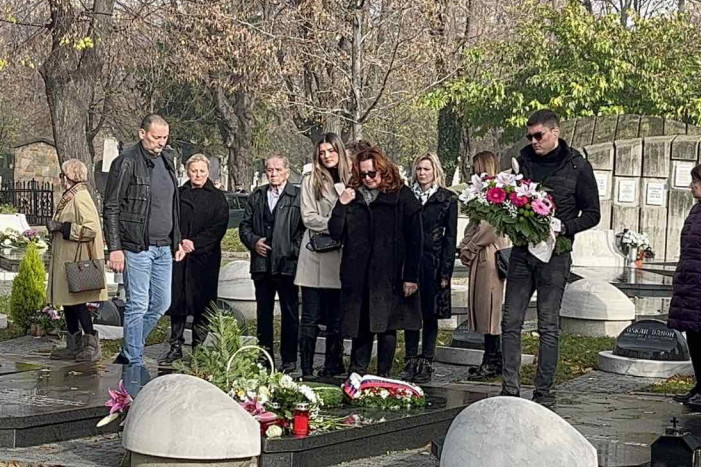 Tužnih godinu dana od smrti Milutina Mrkonjića: Ana Bekuta zaplakala nad grobom, Dačić održao kratak govor (FOTO/VIDEO)
