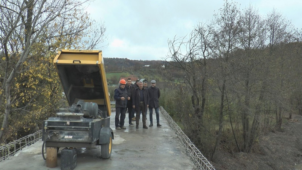 Podivljala reka Čemernica ostavila nekoliko stotina meštana bez jedinog prelaza preko vode: Počela sanacija uništenog mosta kod Čačka
