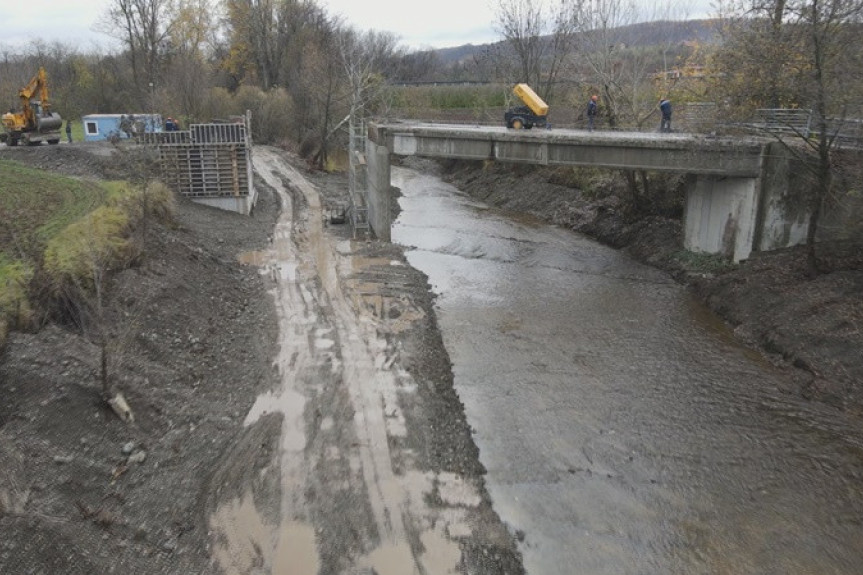 Podivljala reka Čemernica ostavila nekoliko stotina meštana bez jedinog prelaza preko vode: Počela sanacija uništenog mosta kod Čačka