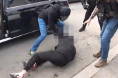 Hapšenje u Kruševcu: Jedan oteo pare pomoću elektrošokera, drugi pretukao radnicu metalnom šipkom i oteo pazar!