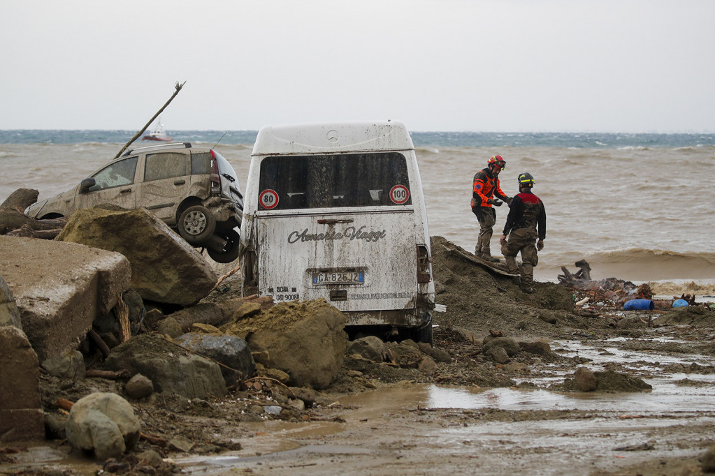 Porastao broj poginulih u klizištu u Italiji: Još 10 ljudi se vode kao nestali, strahuje se da su zatrpani pod blatom! (FOTO)