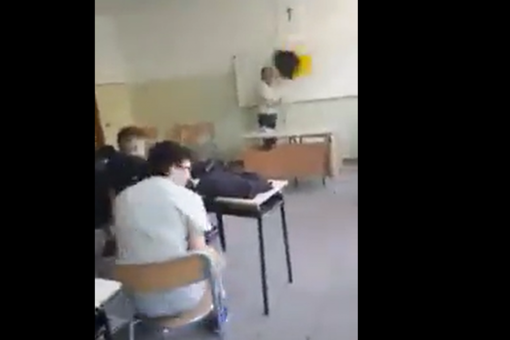 Šokantan snimak nasilja u školi: Učenik nasred časa gađao nastavnika kantom za đubre (VIDEO)