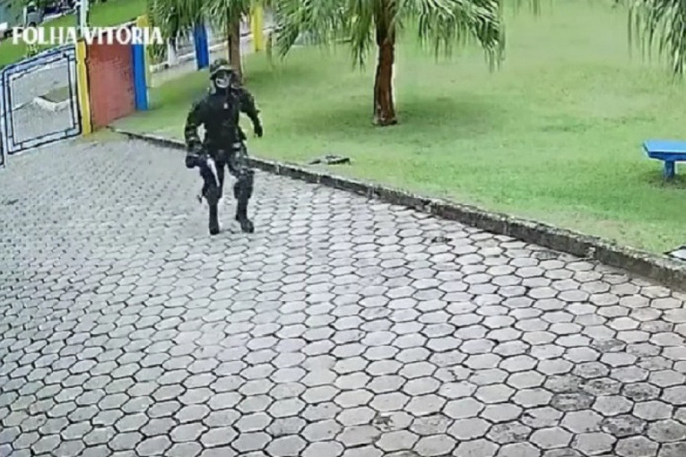 Masakr u školama u Brazilu izveo tinejdžer: Osvanuo snimak napada! U uniformi i sa maskom na licu trči po školi (VIDEO)