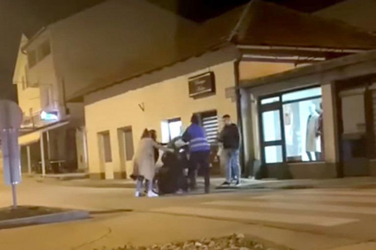 Policajac pretučen ispred kafane! Dok leži na zemlji nekoliko njih ga šutira, i devojka bila sa njima (FOTO)