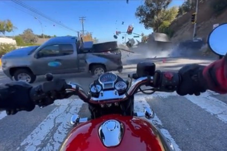 Motociklista mirno stajao na semaforu, a onda ga je pokosio džip: Stravičan snimak sa prometne raskrsnice (VIDEO)