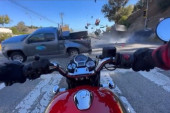 Motociklista mirno stajao na semaforu, a onda ga je pokosio džip: Stravičan snimak sa prometne raskrsnice (VIDEO)