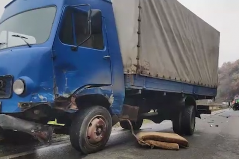 Dve saobraćajne nezgode na auto-putu kod skretanja za Ljig: Učestvovalo nekoliko kamiona (VIDEO)