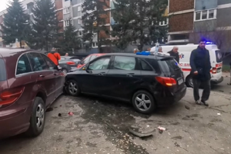 Saobraćajka u Sarajevu: Devojka izgubila kontrolu nad vozilom, pa "pokupila" nekoliko parkiranih automobila