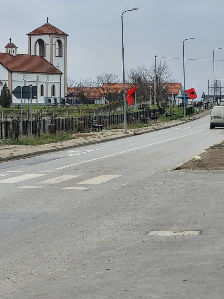 Nove provokacije na Kosmetu: Albanskim zastavama pokušavaju da zastraše srpski narod