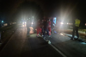 Težak udes u okolini Aranđelovca: Automobil se zakucao u prikolicu punu drva, povređen vozač traktora!