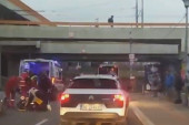 Automobil se prevrnuo, devojka zarobljena u njemu: Drama u  Beogradu (FOTO/VIDEO)