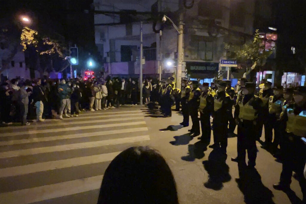 Protesti ne miruju u Šangaju: Vlasti postavile barijere u centru grada, pretučen novinar BBC-ja (VIDEO)