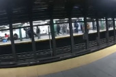 Policajci spasli putnika koji je pao na šine nekoliko sekundi pre nego što je naišao voz! Dramatičan snimak iz metroa (VIDEO)
