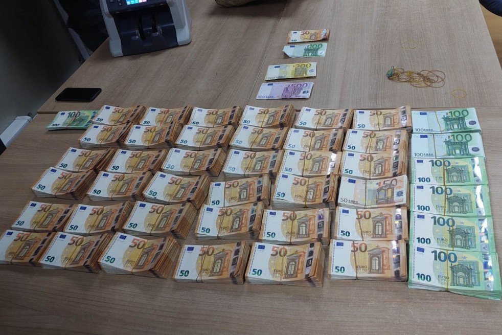 Ukrajinac i Mađar uhapšeni zbog sumnje da su prali novac: Pokušali da prenesu preko granice skoro 270.000 evra!