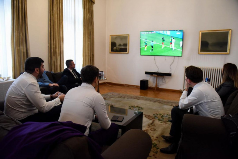 Premijerka u poseti Bukureštu, ali utakmicu ne propušta (FOTO)