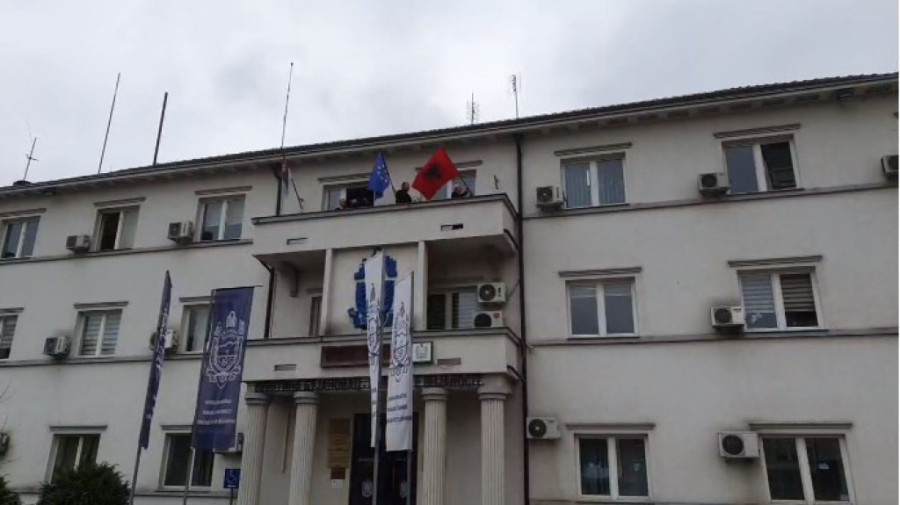 Zastave Albanije osvanule na zgradi opštine Bujanovac i nacionalnog saveta Albanaca (FOTO)