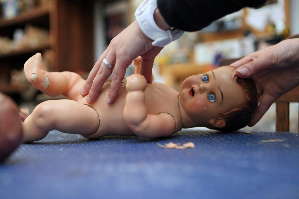 Ova bolnica već čitav vek popravlja lutke i čini da dečji ranjeni prijatelji budu kao novi