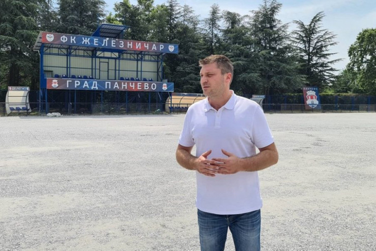 24SEDAM PANČEVO: Gradonačelnik Stevanović obišao radove na fudbalskom terenu SC „Mladost“
