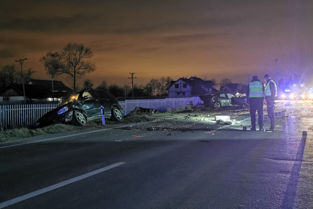 Jeziv sudar kod Čačka: Stradala jedna osoba, dvoje teško povređenih, automobil zgužvan ispod kamiona