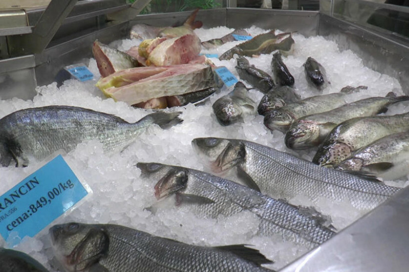 Nekad su kupovali po 40 kilograma, a sada upola manje: Cena ribe na čačanskim pijacama skočila na početku Božićnog posta