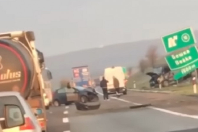 Lančani udes kod Beške: Srča i delovi vozila svuda po putu, jedan automobil probio saobraćajni znak! (VIDEO)