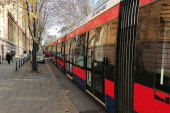 Zbog jednog "smarta" stoji osam tramvaja! Bahato parkiranje u centru razbesnelo građane, a komentari samo "pljušte" (FOTO)