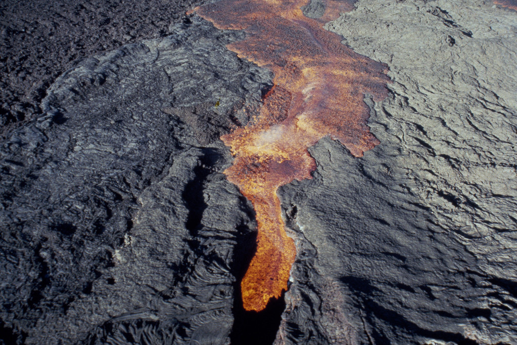 Nivo upozorenja podignut na "crveno": Nastavlja se erupcija vulkana na Havajima!