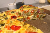 Recept dana: Izlivena pita sa povrćem i jajima - recept je nikad jednostavniji, a jelo nikad ukusnije i biće spremno očas posla (VIDEO)