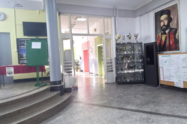 Nema mira u školama: U niškoj gimnaziji učenik uleteo u učionicu i udario drugog! (VIDEO)