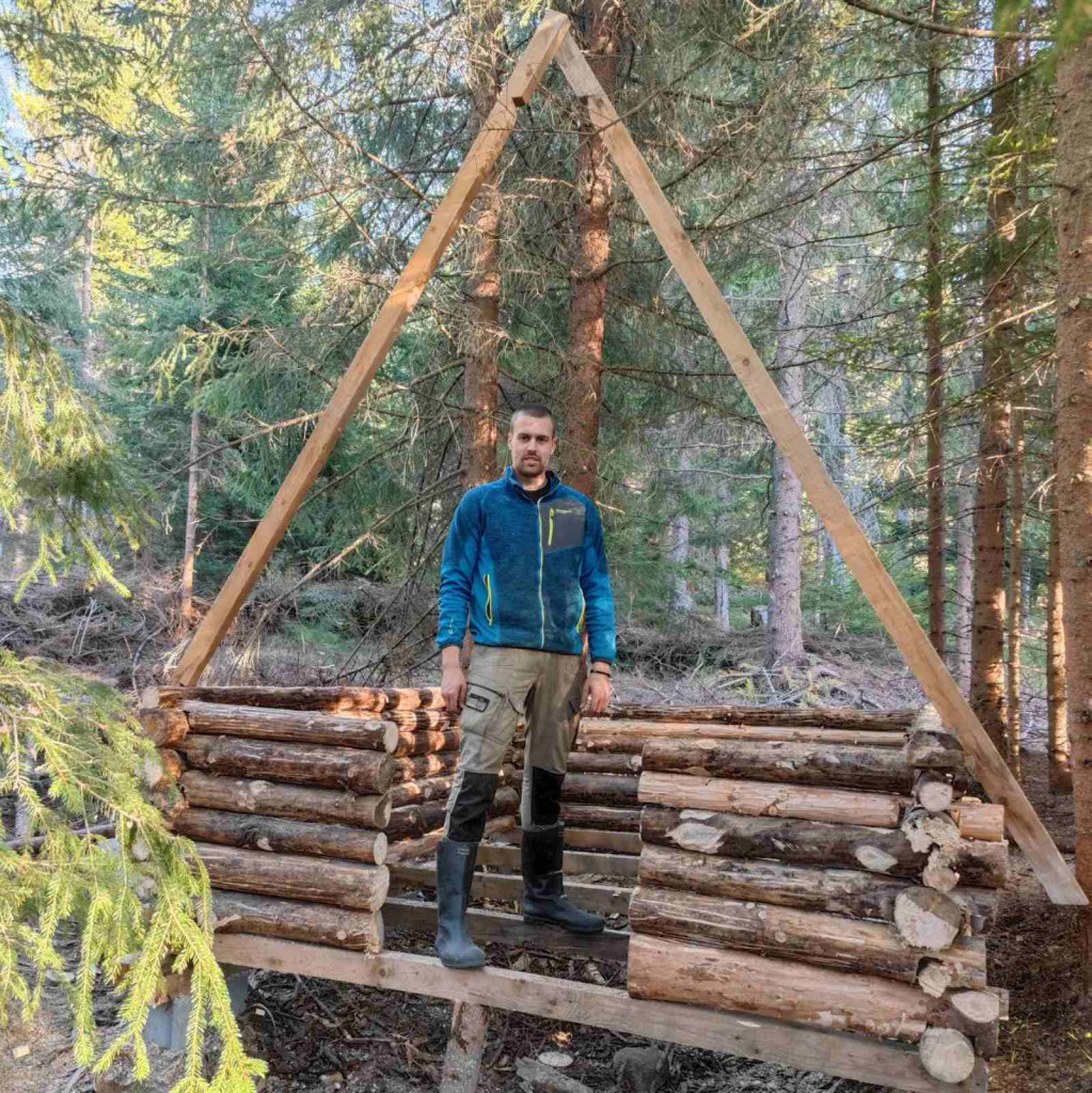 U bungalovu na Tari možete prespavati potpuno besplatno: Mihailo mesec dana pravio kućicu, pa odlučio da je otvori za sve ljude (FOTO)