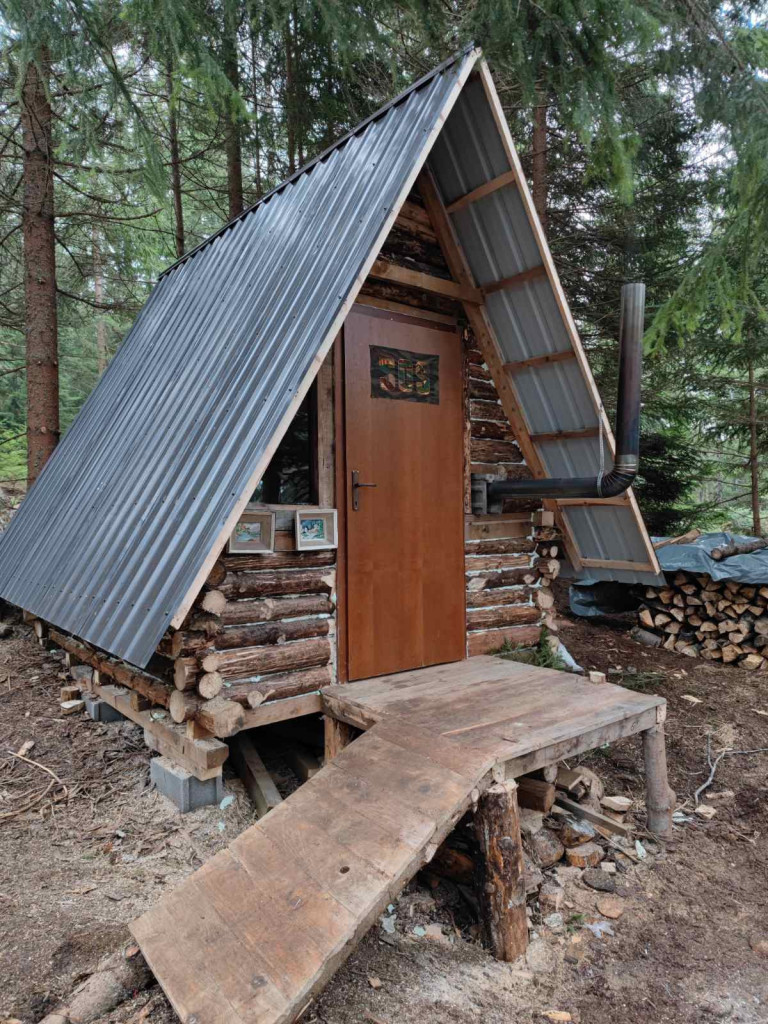 U bungalovu na Tari možete prespavati potpuno besplatno: Mihailo mesec dana pravio kućicu, pa odlučio da je otvori za sve ljude (FOTO)