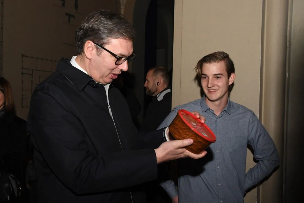 Predsednik Vučić dobio neobičan poklon od srpskih studenata u Norveškoj: "Ne brini, u kutiji neće ostati ništa"