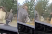 Užasan snimak iz Leposavića: Naglo skrenuo sa ulice na trotoar i pregazio Srbina! (UZNEMIRUJUĆI VIDEO)