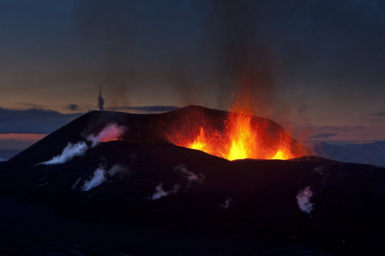 Počela erupcija vulkana na Islandu: Evakuisano skoro 4.000 građana