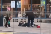 Jezivo nasilje u centru Beograda: Muškarac ide ulicom i udara žene - oborio žrtvu na pod i iživljava se nad njom (VIDEO)