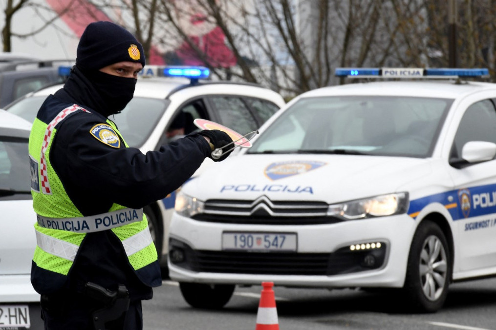 Pretio sekirom i nožem policiji! Nova drama u Hrvatskoj, psihički rastrojen muškarac preminuo pre nego što je uhapšen!